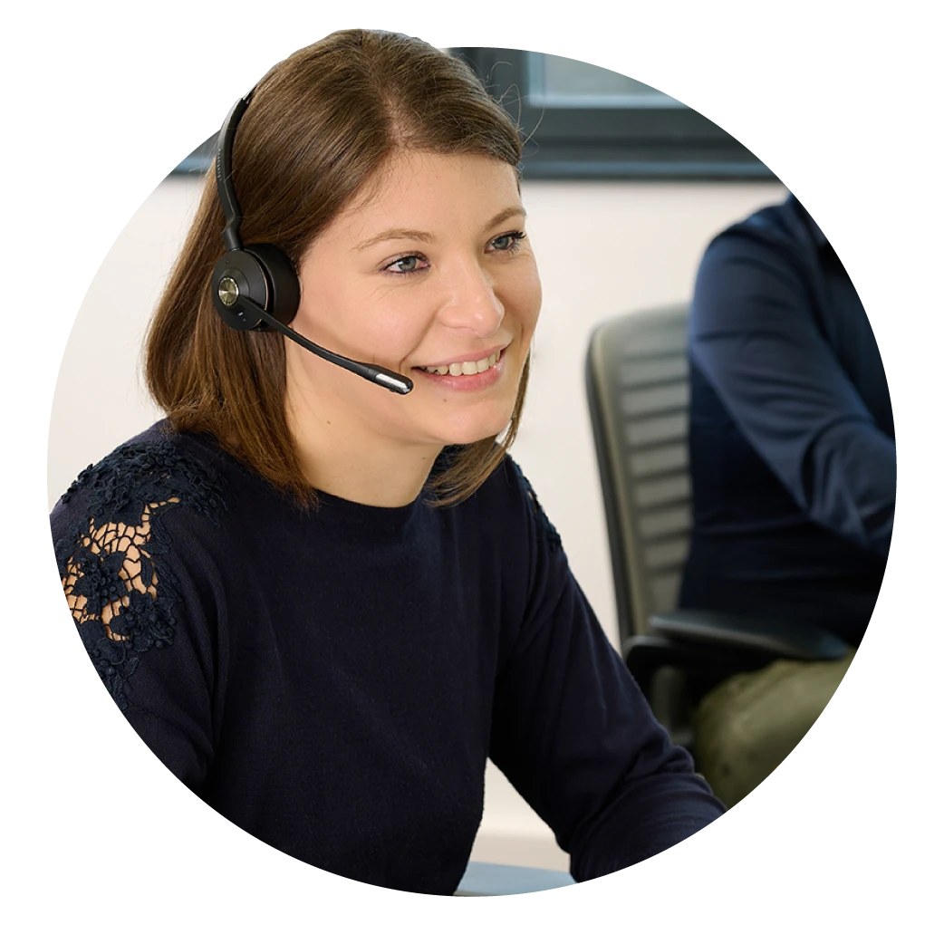 Image d'une conseillère qui répond au téléphone