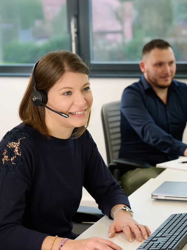 Image de deux conseillers CGR au téléphone