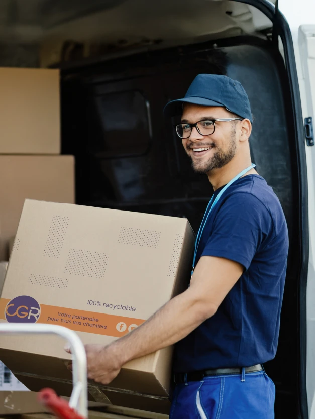 Image d'un livreur avec un carton à la main qui charge un camion