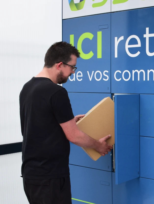Image d'un homme qui récupère son colis dans un locker sécurisé