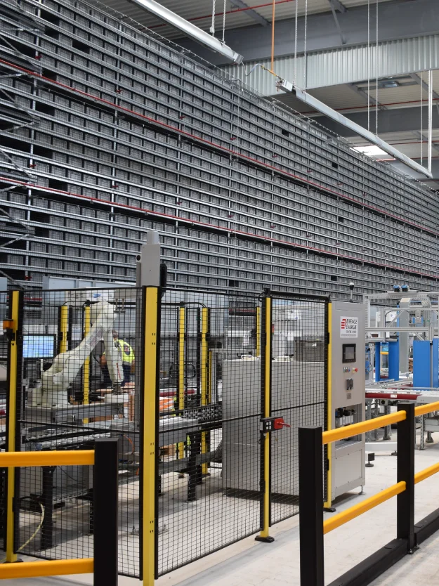 Image d'un homme qui réception un colis au comptoir de son agence