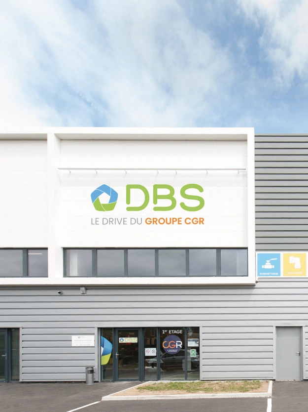 Image d'un homme qui réception un colis au comptoir de son agence