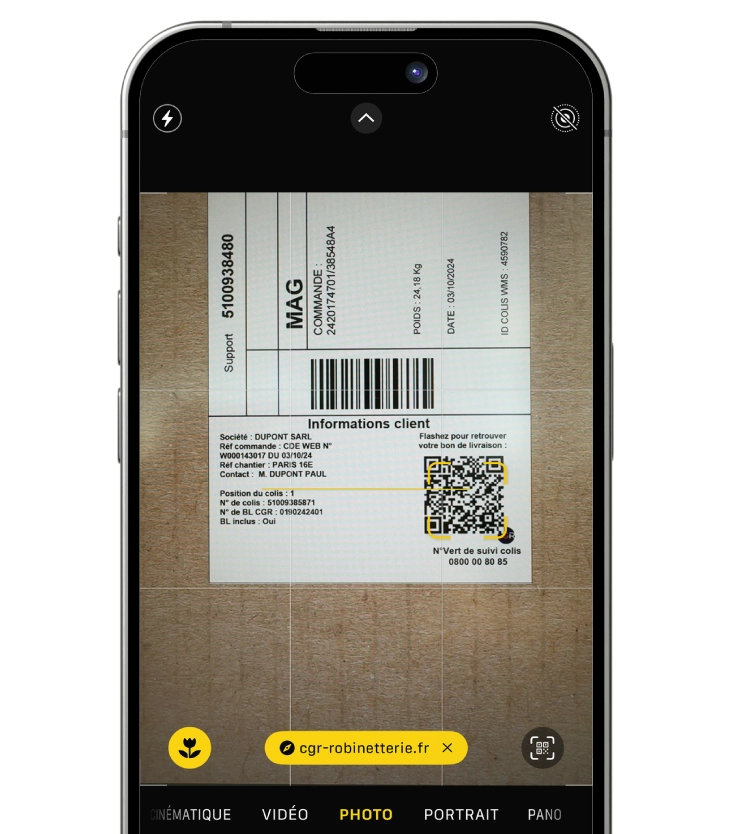 Un iPhone avec l'appareil photo ouvert qui scanne le QR Code pour obtenir le récapitulatif de livraison